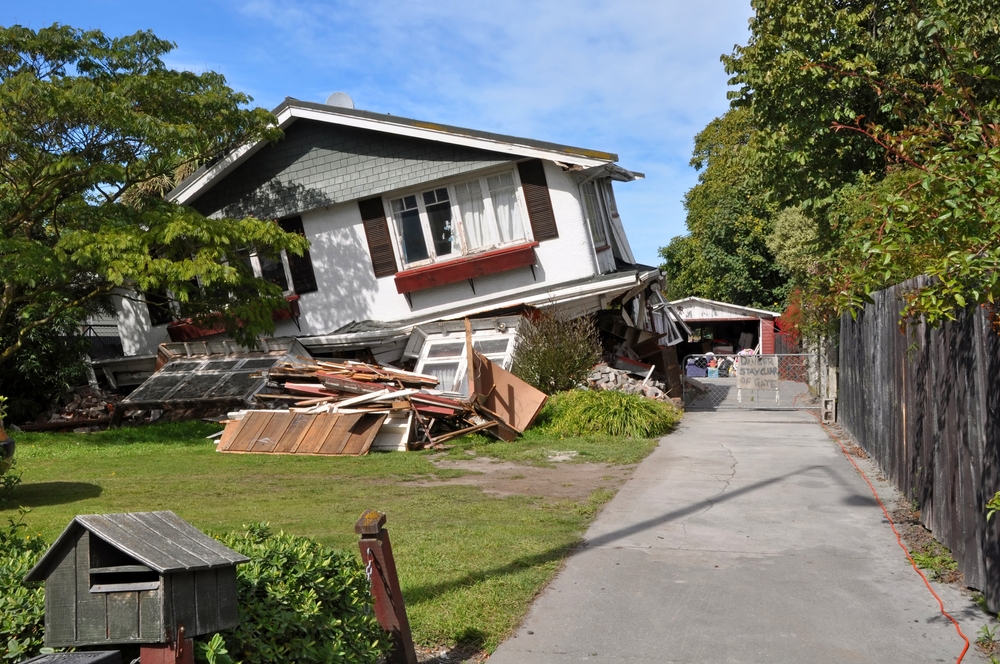 Casa inclinada y con daños estructurales visibles, ejemplo claro de qué no cubre el seguro de casa en ciertos siniestros