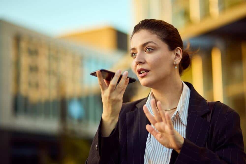 Una mujer habla por teléfono tras un accidente, representando el proceso de reclamación de un seguro de auto después de un accidente y el primer contacto con la aseguradoraa.
