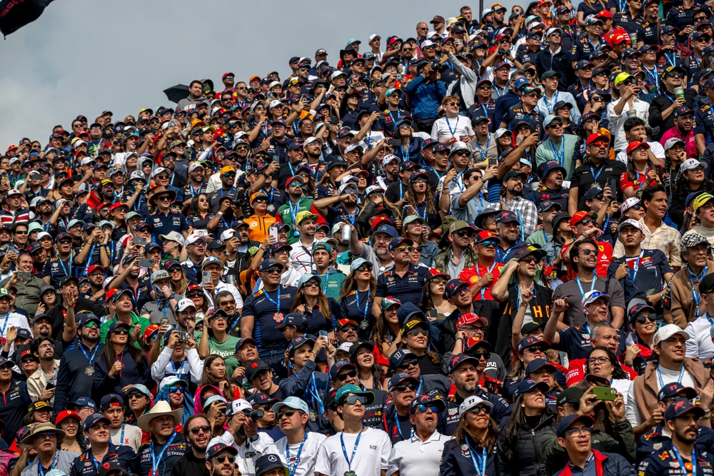 Multitud de aficionados en gradas mirando la pista durante la primera carrera de NASCAR