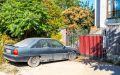 Carro antiguo estacionado frente a una vivienda, ejemplo de un vehículo que podría requerir una cobertura básica al asegurar un carro viejo.