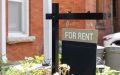 Letrero de “For Rent” frente a una vivienda disponible para alquiler, recordatorio de que comparar opciones y verificar las condiciones del arrendamiento ayuda a evitar errores al rentar una casa en EE. UU.