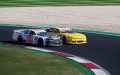 Dos autos de NASCAR compitiendo por la posición antes de un reinicio, ilustrando cómo la Choose Rule de NASCAR influye en la elección del carril y la estrategia de carrera.