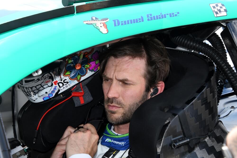 Daniel Suárez dentro de un auto de carreras, relacionado con qué autos se usan en NASCAR.