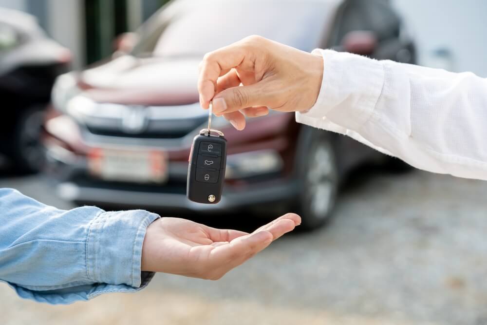 Entrega de llaves al comprar un auto usado, momento clave para detectar señales de alerta.