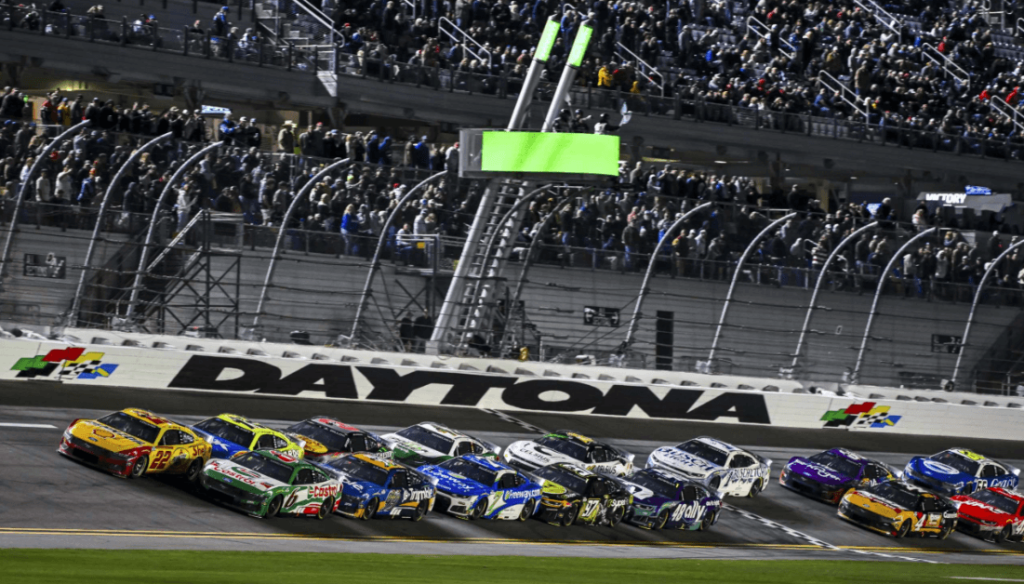 Banderas NASCAR significado en una carrera de Daytona con varios autos compitiendo en la pista.