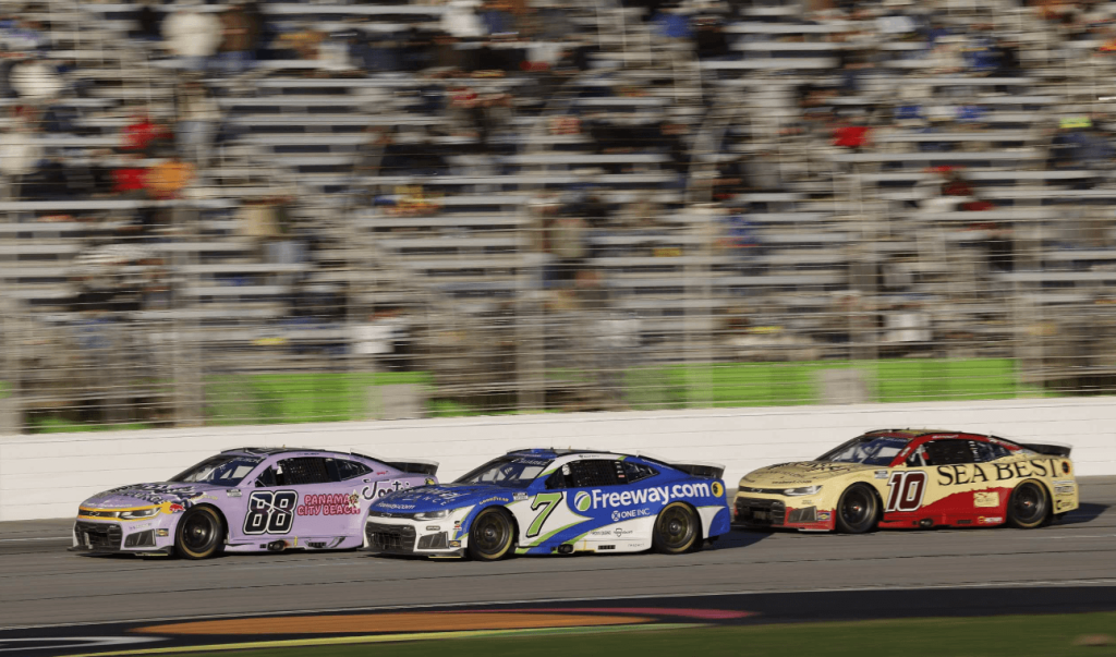 Banderas NASCAR significado durante una carrera con el auto de Freeway Insurance compitiendo en Daytona.
