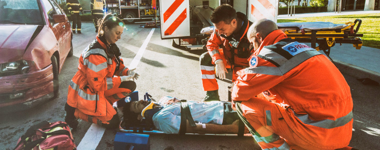paramedicos-atendiendo-paciente-accidente-calle