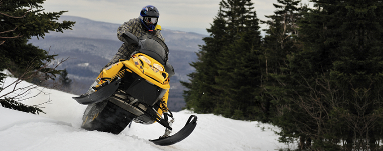 hombre-en-moto-de-nieve-montana-nevada