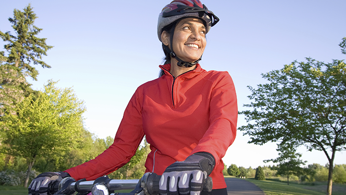 mujer-viajando-en-bicicleta