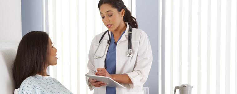 médico-atendiendo-mujer-paciente-cama-hospital