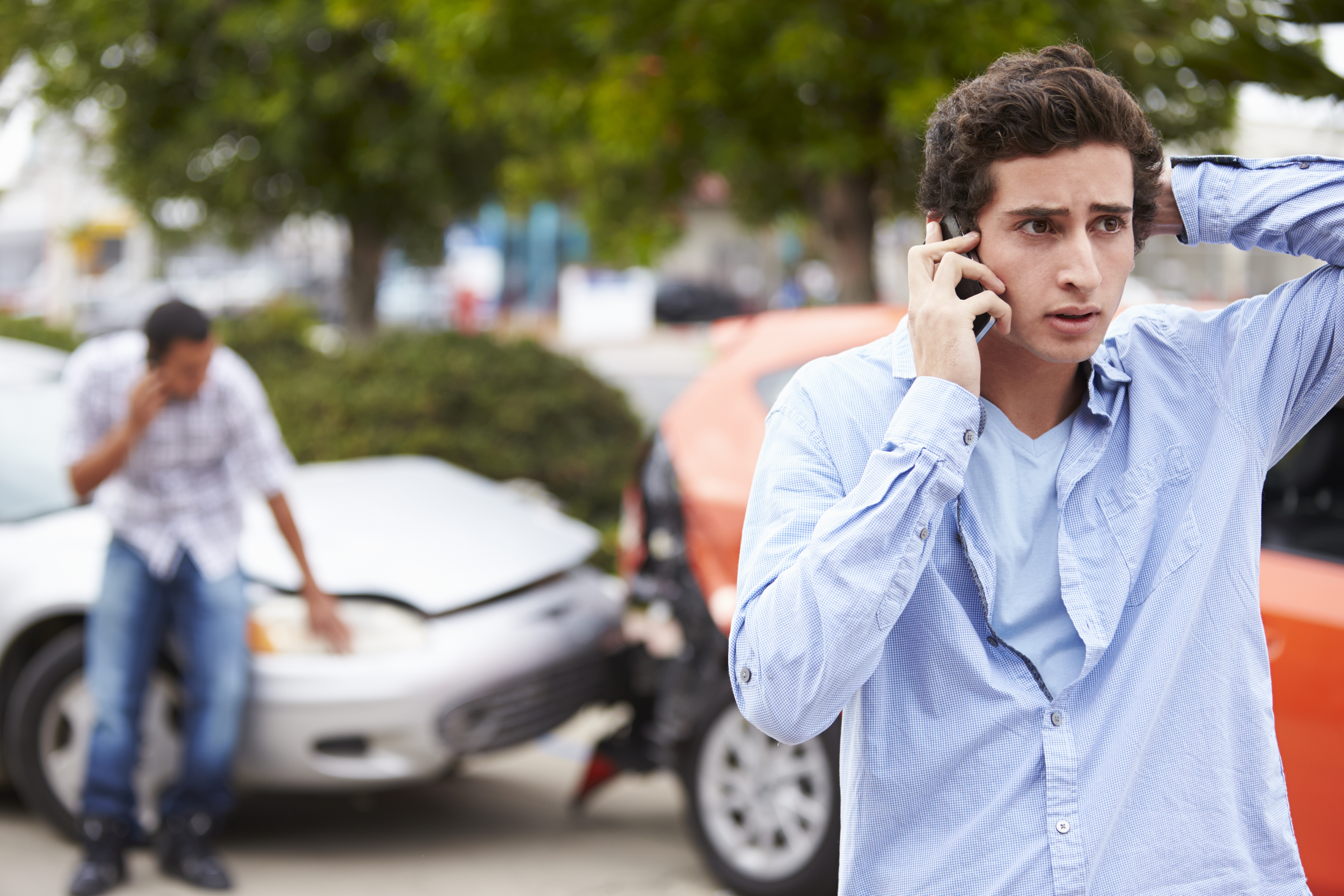 accidente-auto-hombre-preocupado-hablando-por-telefono