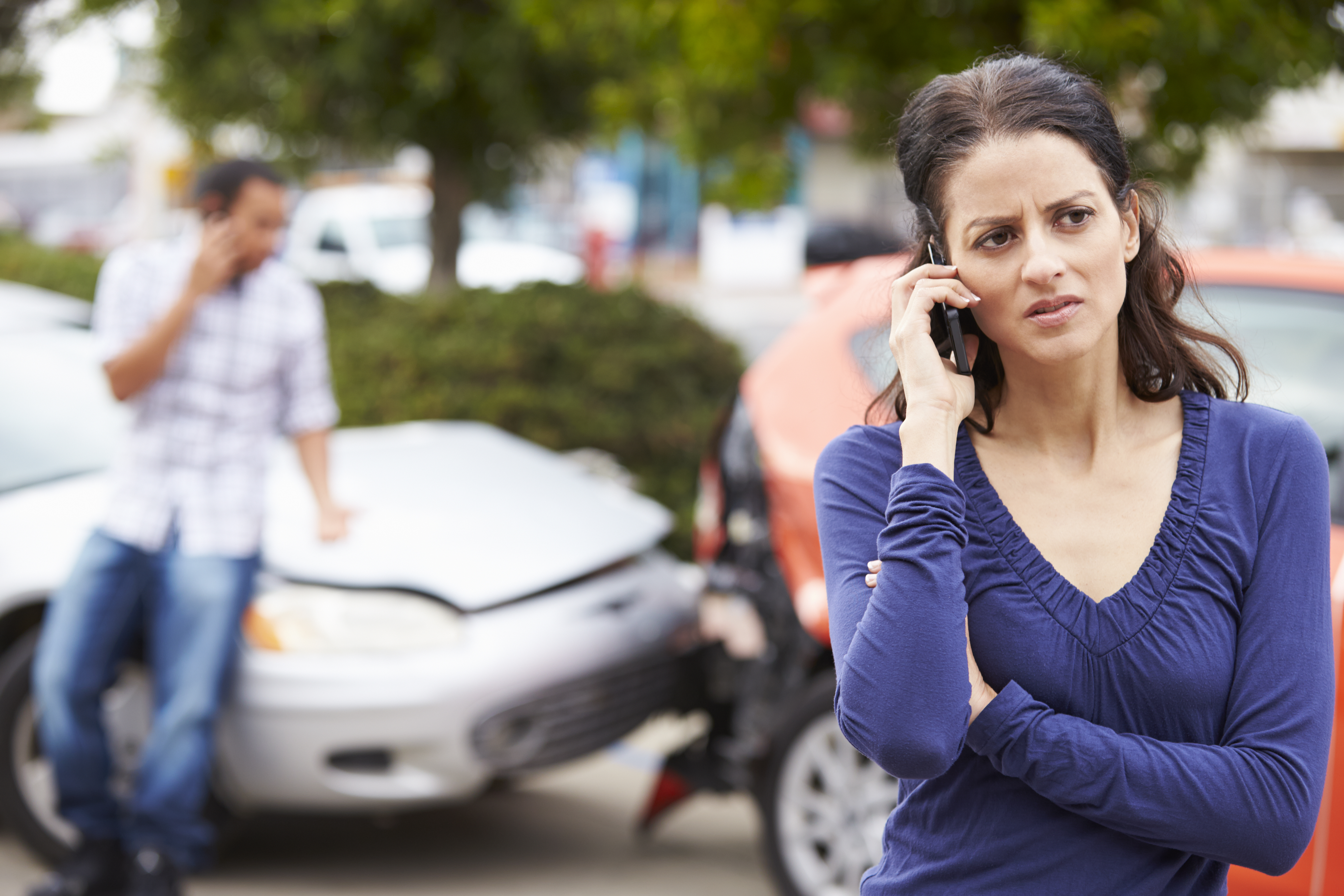 choque-auto-mujer-llamando-emergencia-seguro-liability