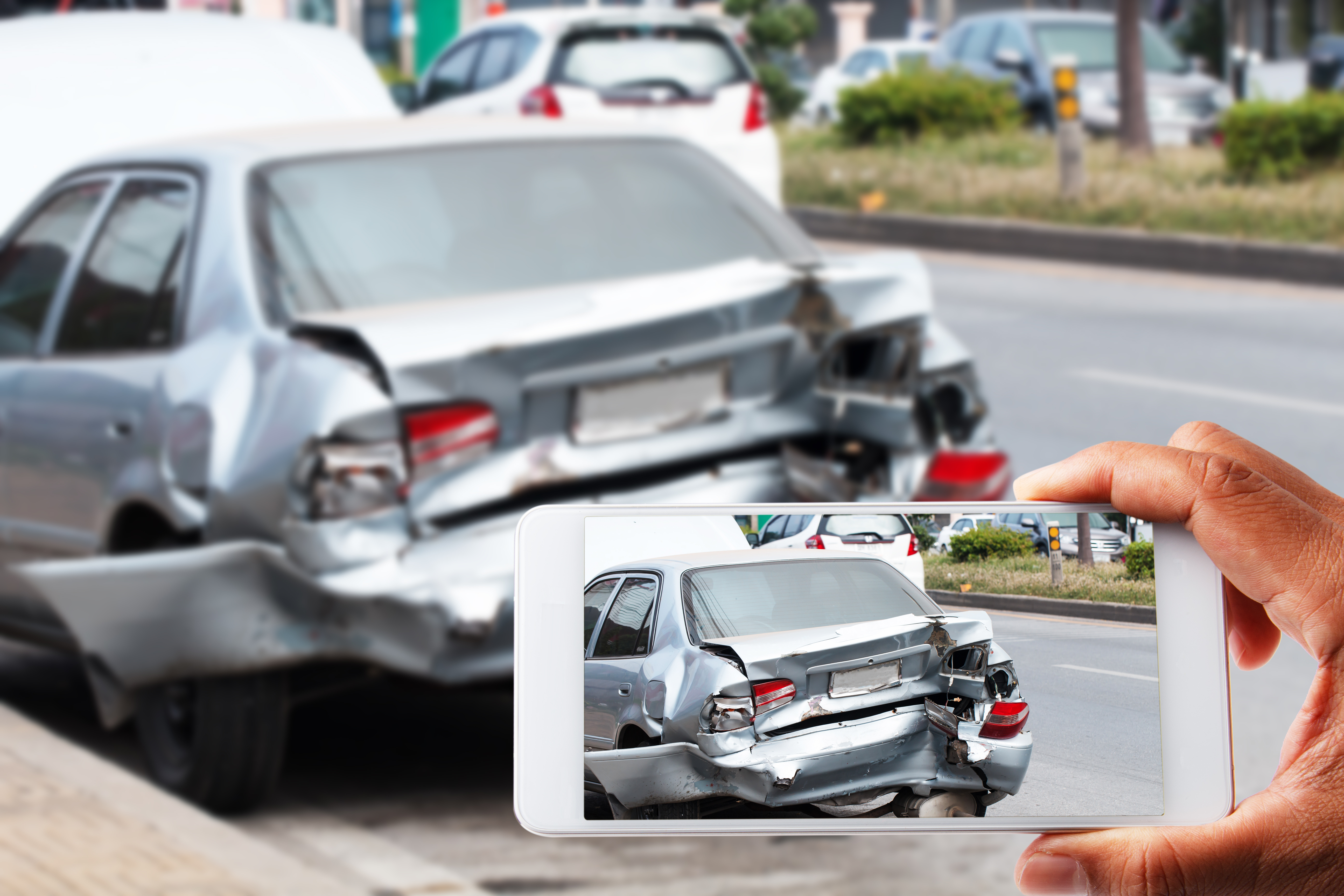 auto-chocado-mano-tomando-foto-telefono-movil