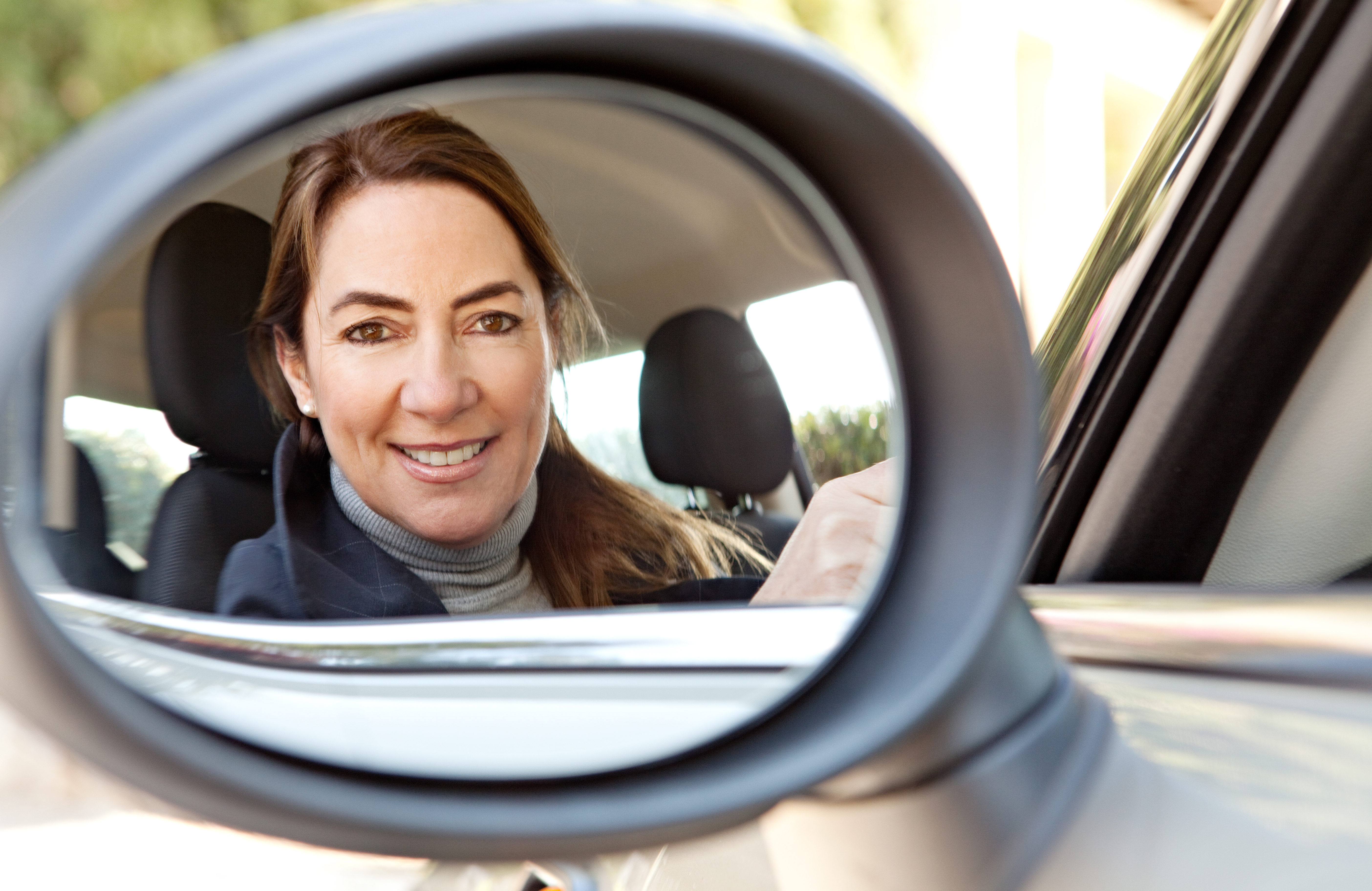 mujer-espejo-auto-feliz