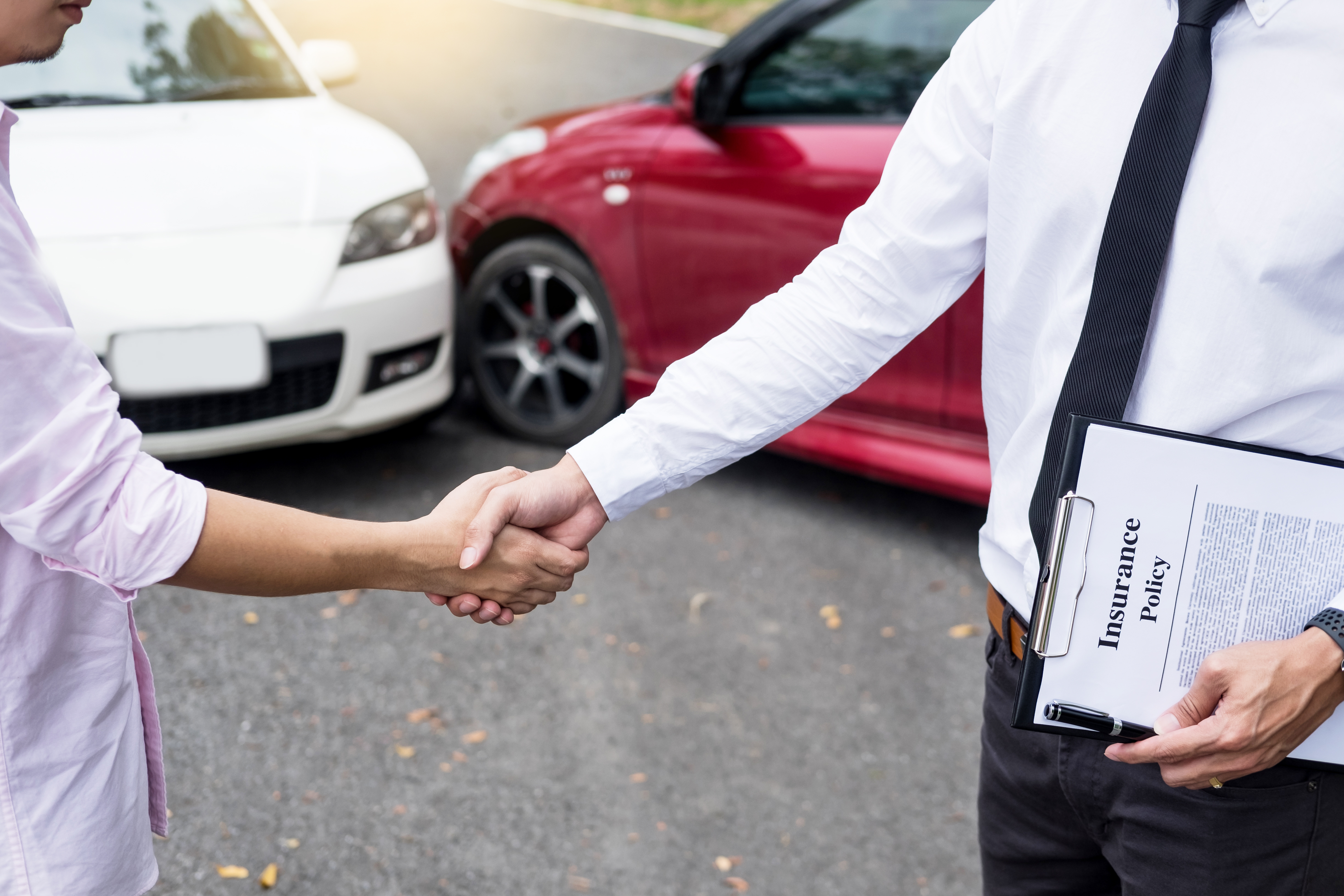 car-insurance-contract-handshake