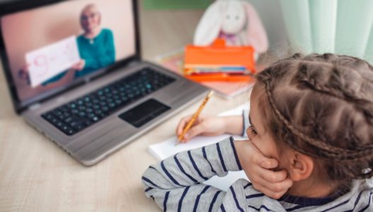 niña tomando clase en linea por el coronavirus distanciamiento social