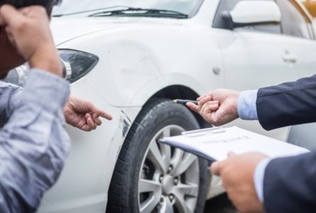 agente de seguros atendiendo un accidente de auto necesito seguro de auto