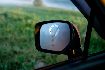 espejo de auto empañado con un signo de interrogacion que cubre un seguro de auto