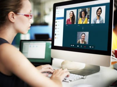 mujer practicando distanciamiento social contra el covid-19