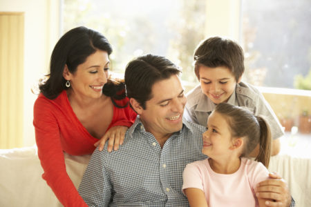 familia feliz dentro de su casa para prevenir coronavirus