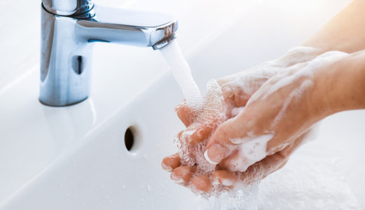 mujer lavandose las manos para prevenir coronavirus