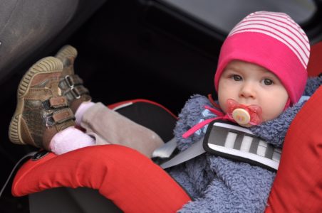 bebé en asiento para niños en auto