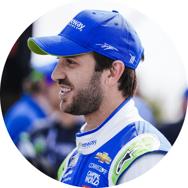 Retrato del ganador de las series de Nascar y Xfinity Daniel Suárez sonriendo con una camisa polo con el logo de Freeway