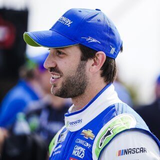 Retrato del ganador de las series de Nascar y Xfinity Daniel Suárez sonriendo con una camisa polo con el logo de Freeway