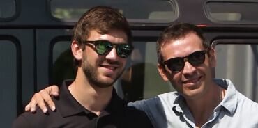 El campeón de las series NASCAR Cup y Xfinity Daniel Suárez con otro hombre posando para una foto