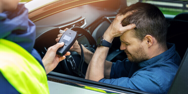 Hombre manejando bajo la influencia del acohol dentro de su auto es detenido por un policía para proveerle un SR-22