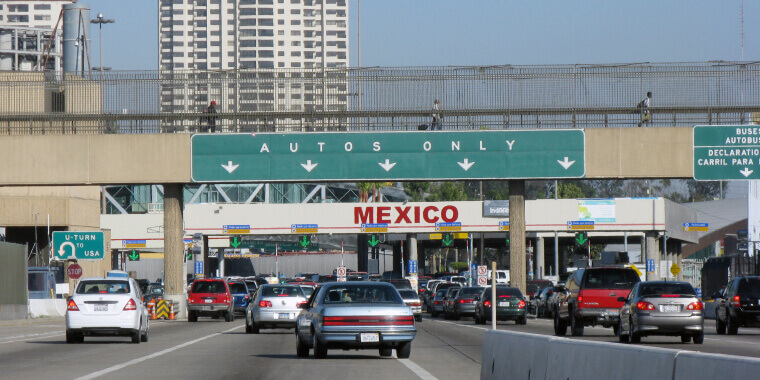 Autos con seguro en camino a la frontera con Mexico