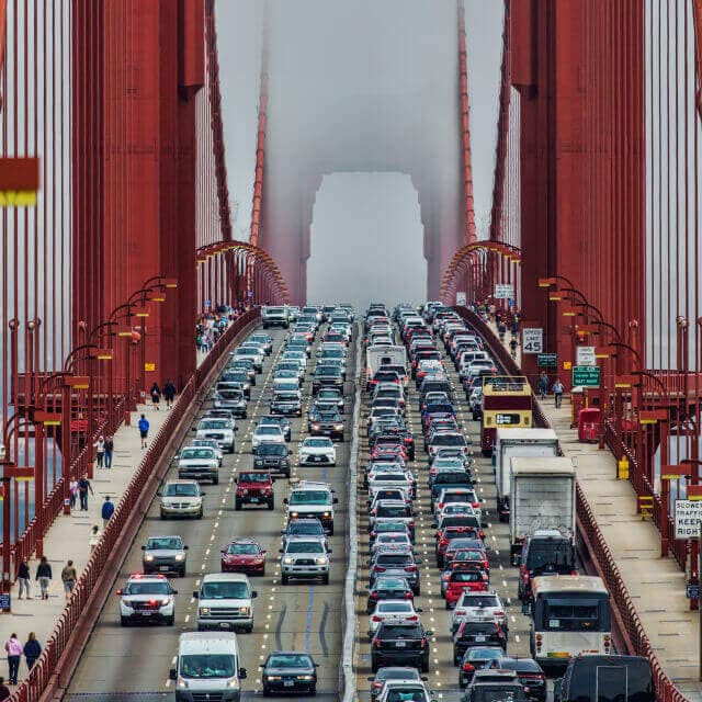 Vista frontal del tráfico sobre el puente Golden Gate en San Francisco California