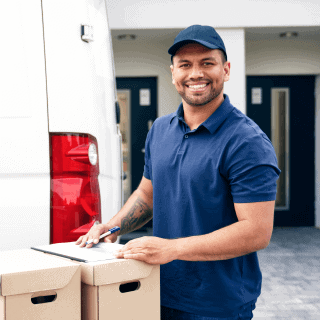 Repartidor de paquetes sonriendo mientras tiene cubertura de seguro de auto comercial