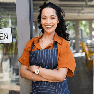 Mujer emprendedora sonriendo por la cobertura de seguros de empresas