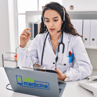 Doctora atendiendo a sus pacientes por medio de un servicio de telemedicina