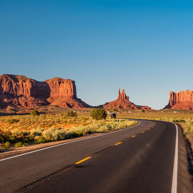 Carretera panorámica vacía en Arizona