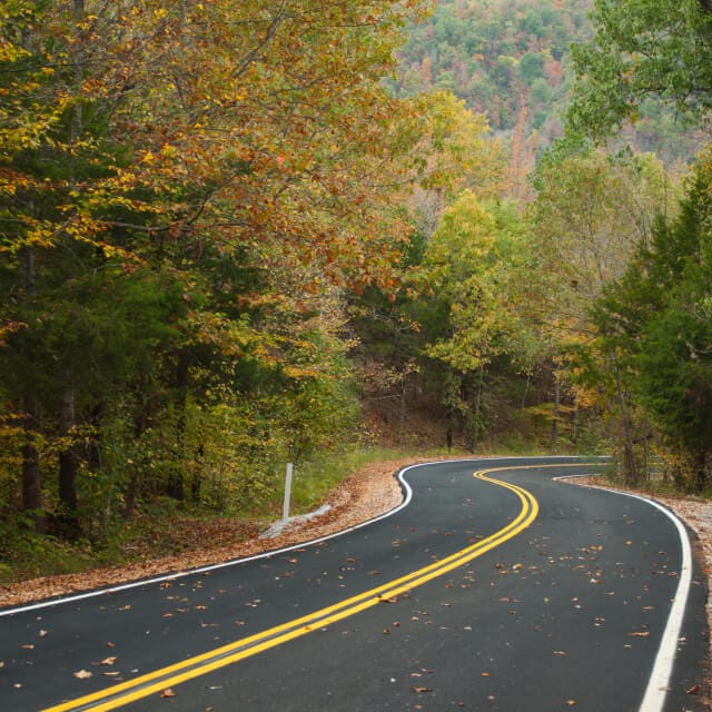 Carretera en Arkansas en medio de árboles en otoño