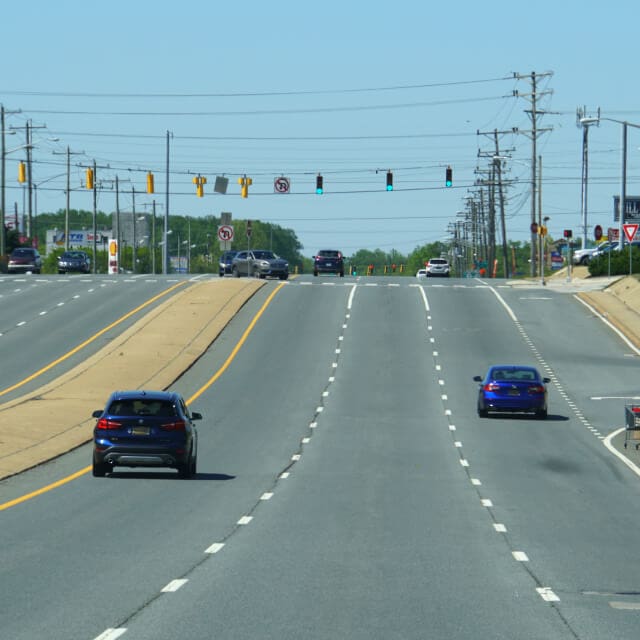 Varios autos en una calle principal en Delaware