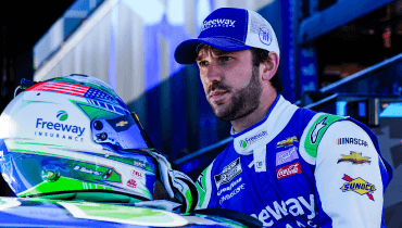 Daniel Suarez observando su casco NASCAR de Freeway Seguros