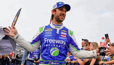 Daniel Suarez con su uniforme y gorra NASCAR patrocinados por Freeway Seguros