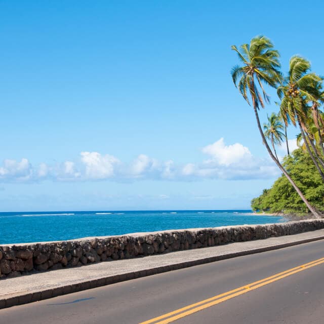 Carretera solitaria junto al mar en Hawái