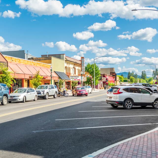 Calle en Idaho con autos, camionetas y SUVs