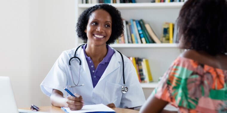 Paciente pregunta por el seguro médico de inscripción abierta a Doctora en un consultorio médico