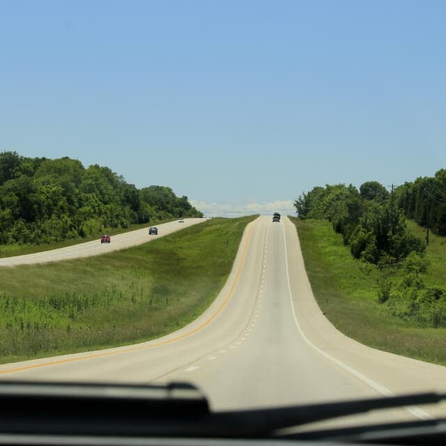 Carretera en Missouri desde el punto de vista de un auto