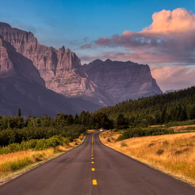 Carretera vacía en Montana con afiladas montañas de fondo