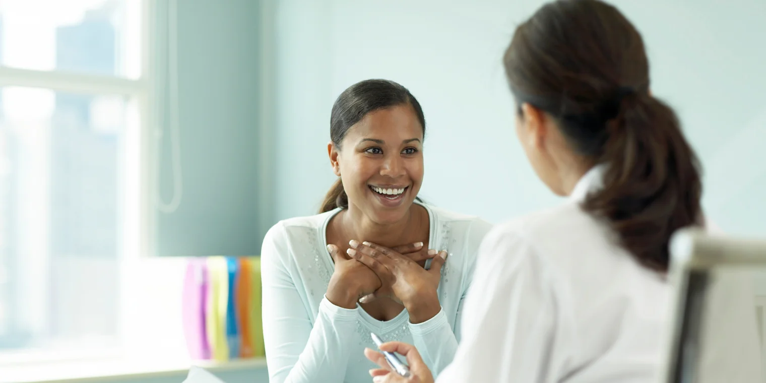 Doctor hablando con mujer sobre Medi-Cal