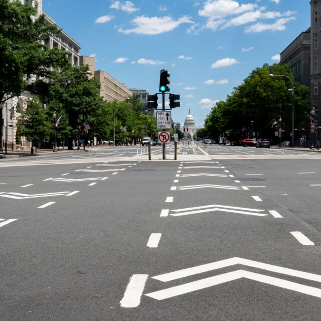 Calle en Washington DC con semáforos y cruces peatonales