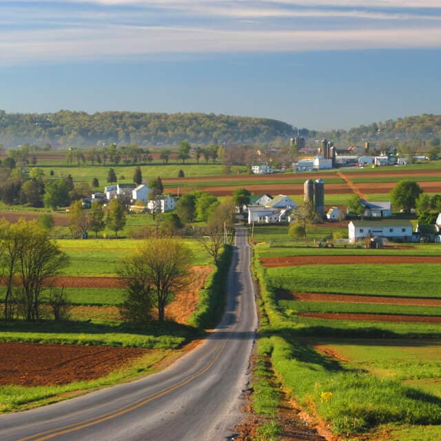 Carretera vacía en Pensilvania con paisaje de fondo