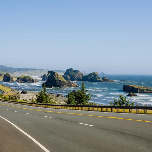 Carretera en Oregon a orillas de la costa con el océano Pacífico de fondo