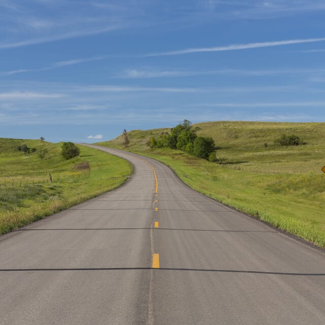 Carretera vacía en Dakota del Norte con un cielo despejado